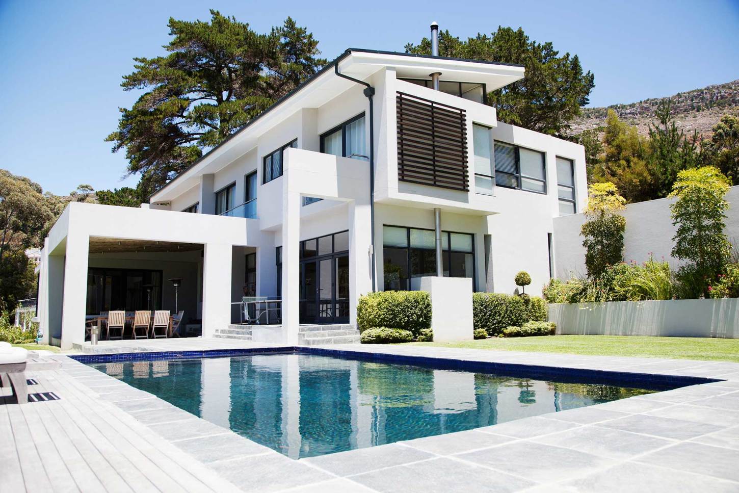 Palos Verdes modern white home with swimming pool